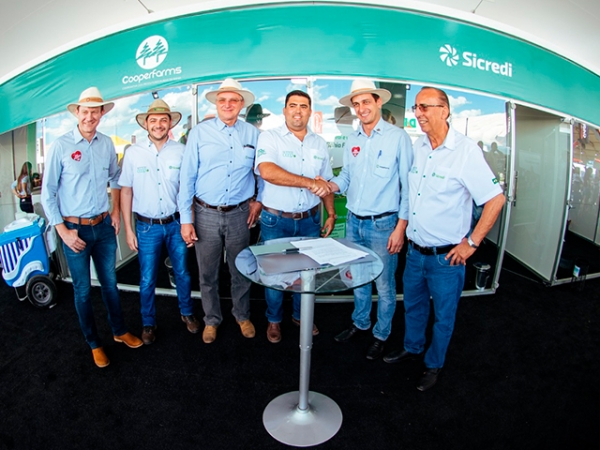 Cooperfarms e Sicredi firmam acordo de cooperação para concessão de linha de crédito de custeio