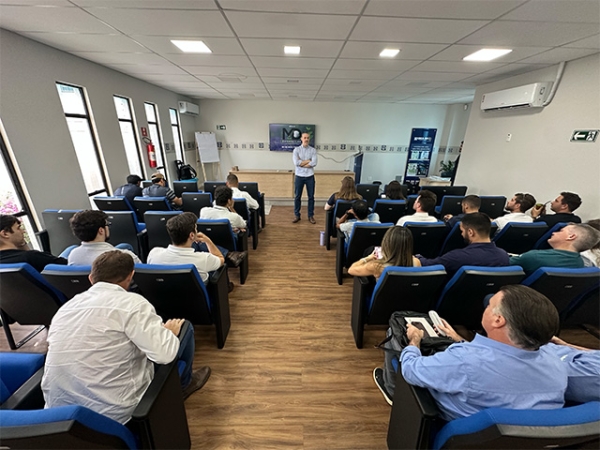 Cooperfarms reúne cooperados para formação em estratégias de mercado com Ismael Menezes