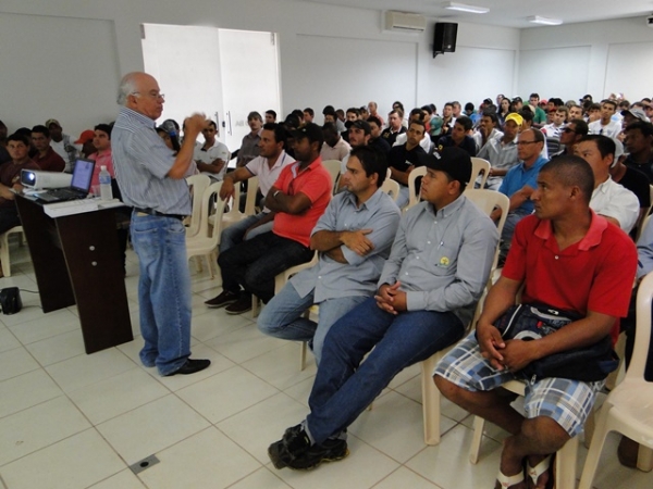 Cooperados participam de treinamento de aplicação de defensivos