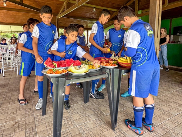 Cooperfarms promove ação de saúde para atletas da Escolinha de Futebol; iniciativa envolveu uma nutricionista infantil e uma odontopediatra