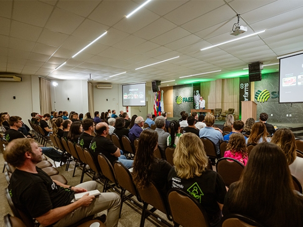 Cooperfarms lança Academia de Liderança; palestra “Crescer, Competir e Vencer no Agro” com Marcelo Prado abriu o Programa
