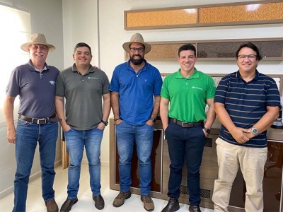 Comitiva de diretores do Grupo Fertipar visita Cooperfarms