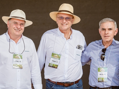 Da esquerda para a direita,  Alan Juliani, diretor-secretário; Marcelino Kuhnen, presidente da Cooperfarms e José Lopes, presidente da INPASA